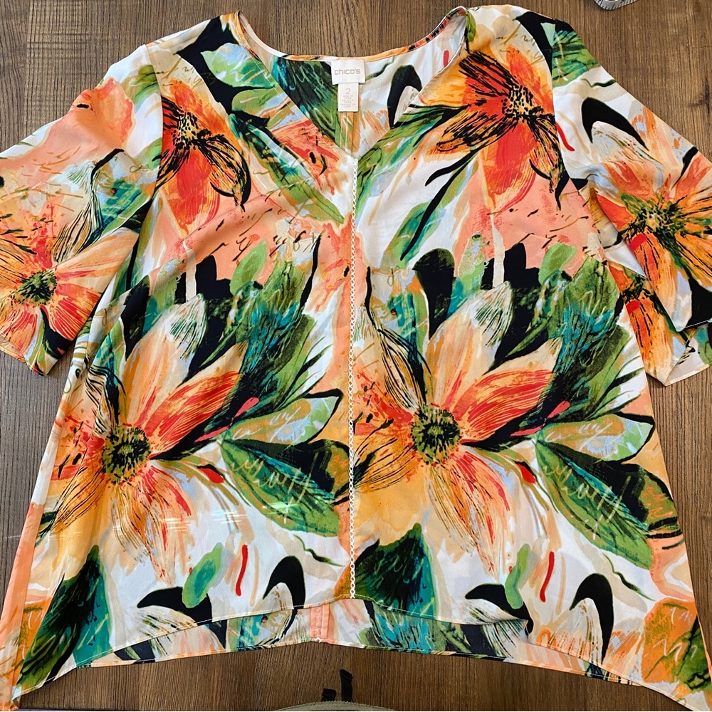 Fun and floral top! 🌸
